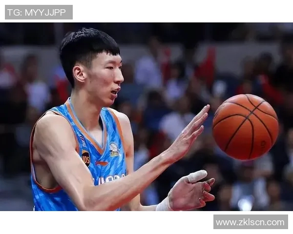 周琦代表中国男篮参加备战世界杯，成为引领球队的重要内线力量